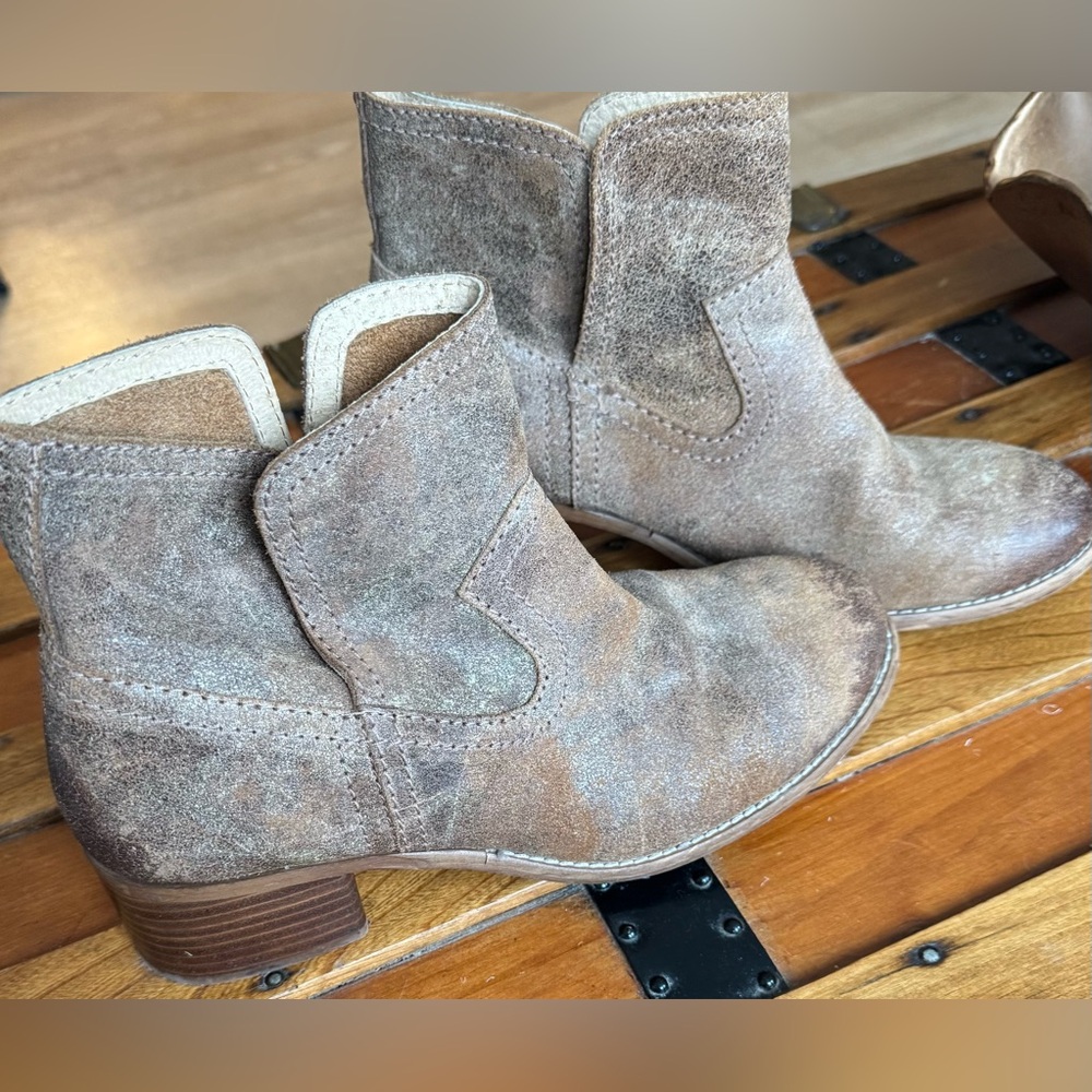 Diba True Women's Distressed Brown Ankle Booties - Picture 10 of 12